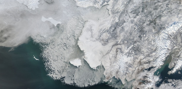 Camada de gelo mostra sinais de derretimento a oeste do Alasca, em imagem feita em 4 de fevereiro de 2014 por satélites da Nasa. O estreito de Bering, coberto com gelo, se situa entre Alasca e Rússia - MODIS/Aqua/NASA