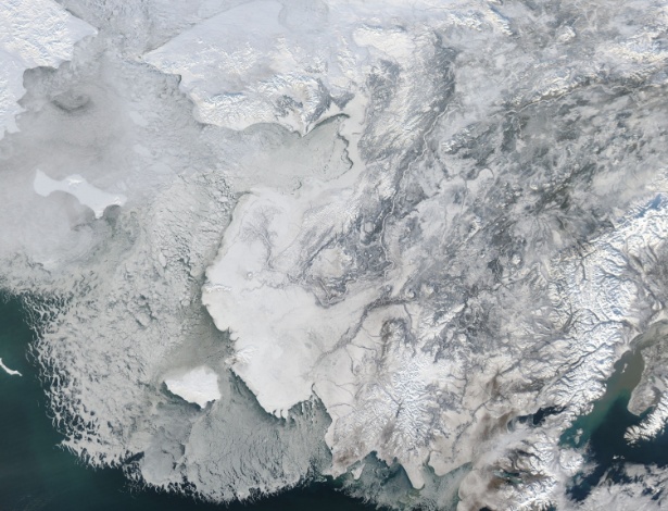 Camada de gelo mostra sinais de derretimento a oeste do Alasca, em imagem feita em 4 de fevereiro de 2014 por satélites da Nasa. O estreito de Bering, coberto com gelo, se situa entre Alasca e Rússia - MODIS/Aqua/NASA