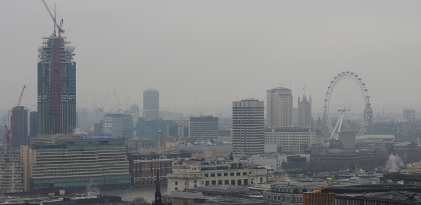 Edifícios no centro de Londres ficam encobertos por camada de poluição - Alessandro Abbonizio/ AFP