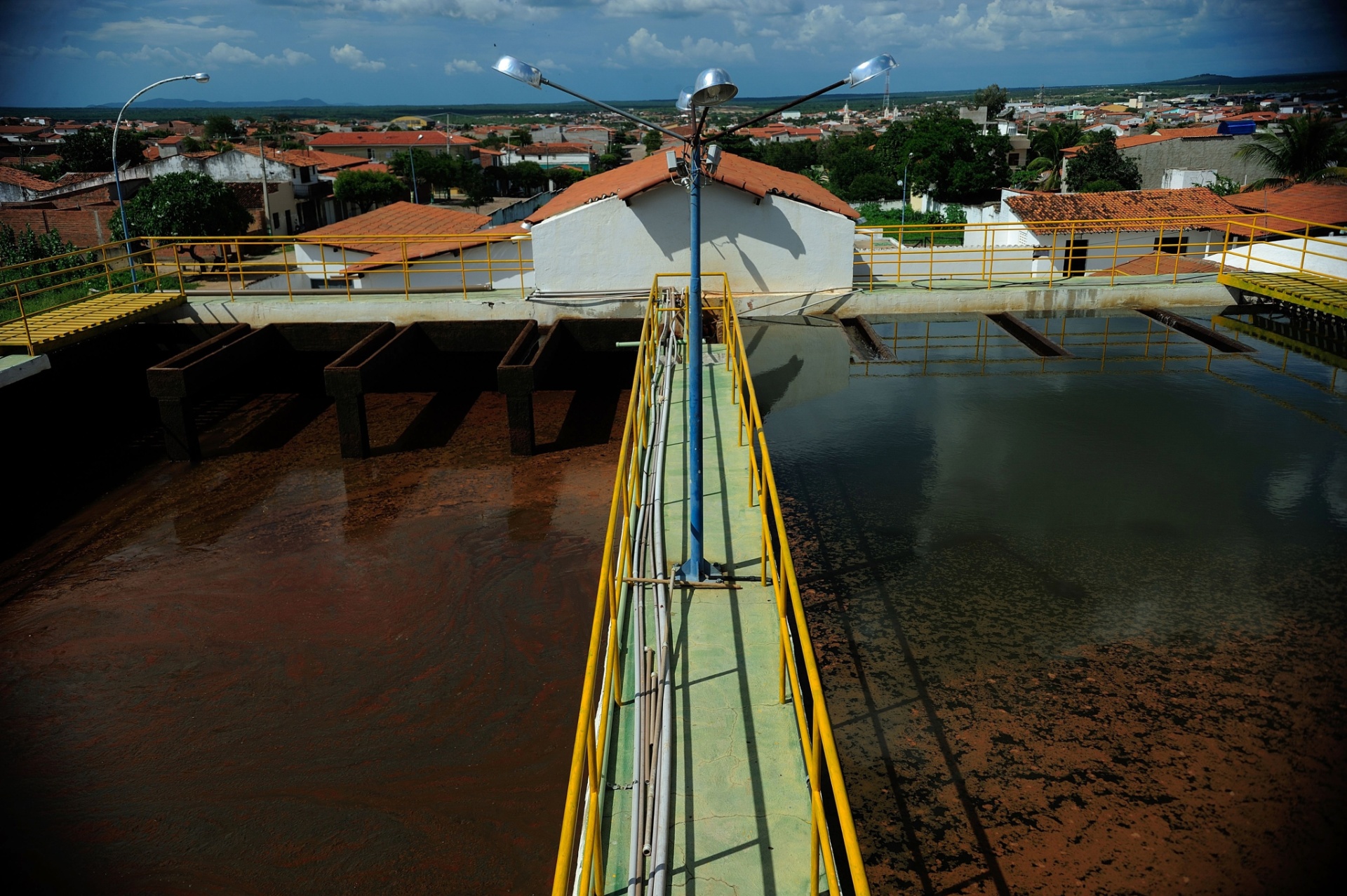 19.mar.2015 - Estação de tratamento de água Poty, após a inauguração da adutora que capta água no açude Araras, em Varjota, para abastecer Crateús. O abastecimento da zona urbana chegou a entrar em colapso em fevereiro, diante do fim das águas do açude Carnaubal e da aarragem do Batalhão, os dois reservatórios que abasteciam a cidade - Fernando Frazão/Agência Brasil
