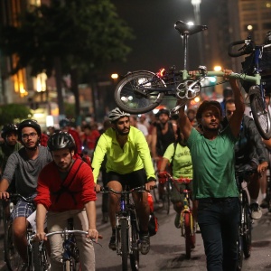 Manifestação na avenida Paulista é realizada após Justiça ordenar paralisação de obras de ciclovias - Daniel Teixeira/Estadão Conteúdo
