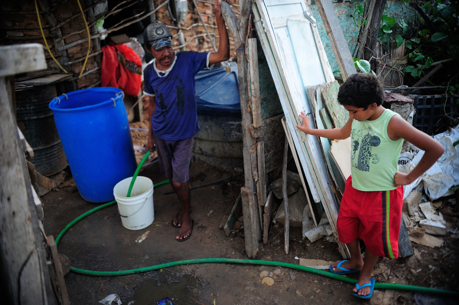 19.mar.2015 - Moradores convivem com problemas de abastecimento desde o fim das águas do açude Carnaubal e da barragem do Batalhão, em Cratéus. O abastecimento da zona urbana chegou a entrar em colapso em fevereiro - Fernando Frazão/Agência Brasil