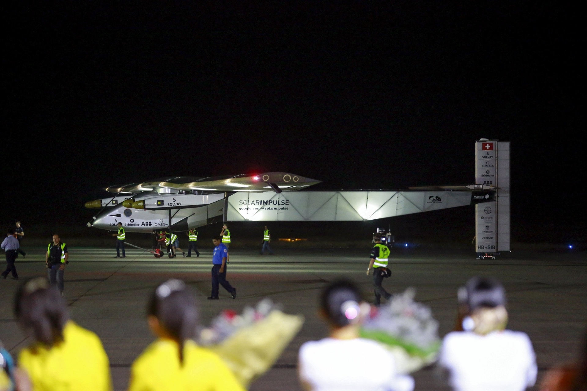 19.mar.2015 - O avião Solar Impulse 2 aterrissa no aeroporto internacional de Mandalay, a segunda maior cidade de Mianmar, nesta quinta-feira (19). O avião faz em Mianmar a sua quarta etapa de uma volta ao mundo histórica sem combustível - Soe Zeya Tun/ Reuters