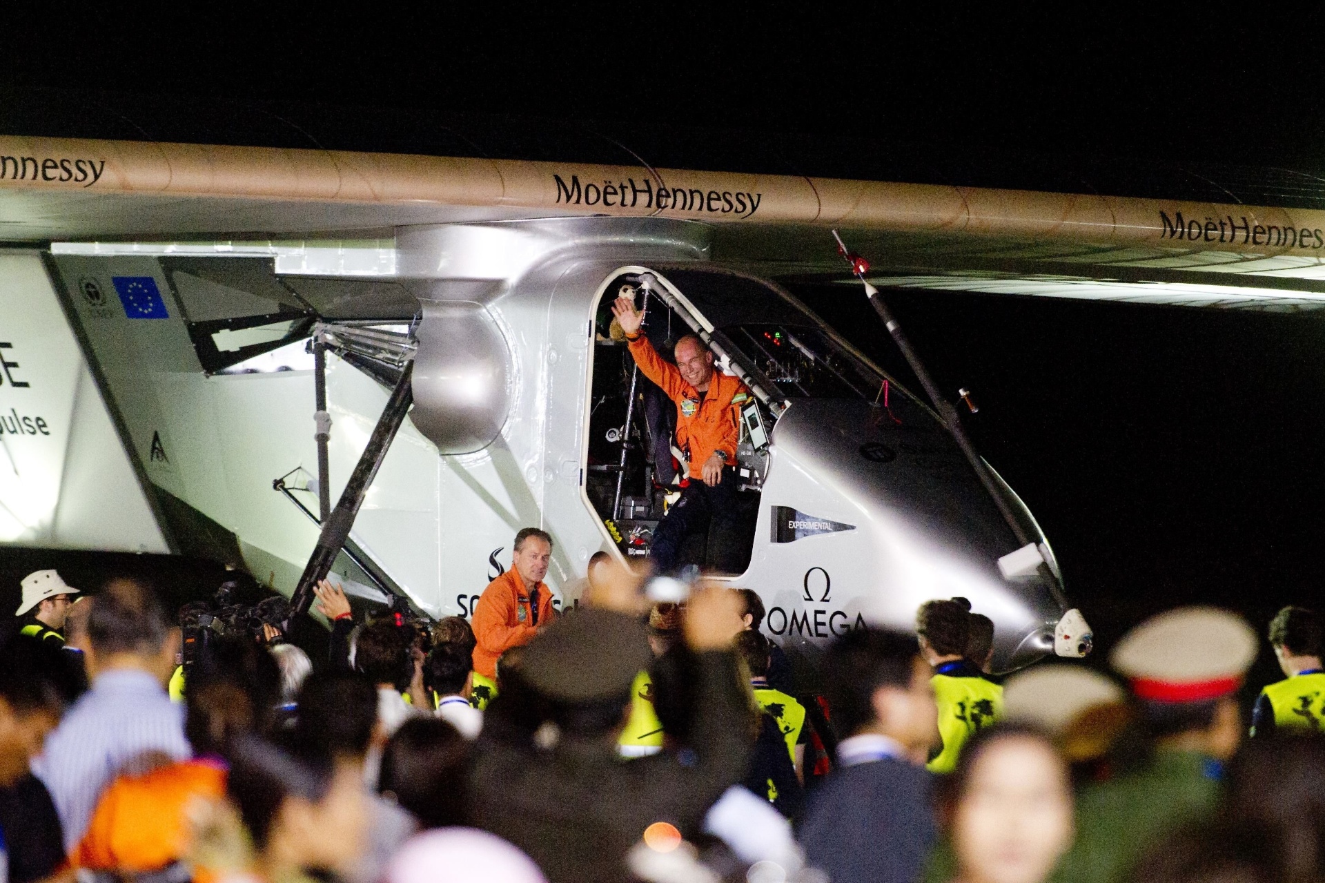 19.mar.2015 - O piloto suíço Bertrand Piccard acena ao desembarcar do Solar Impulse 2 no aeroporto internacional de Mandalay, a segunda maior cidade de Mianmar, nesta quinta-feira (19). O avião faz em Mianmar a sua quarta etapa de uma volta ao mundo histórica sem combustível - Ye Aung Thu/ AFP