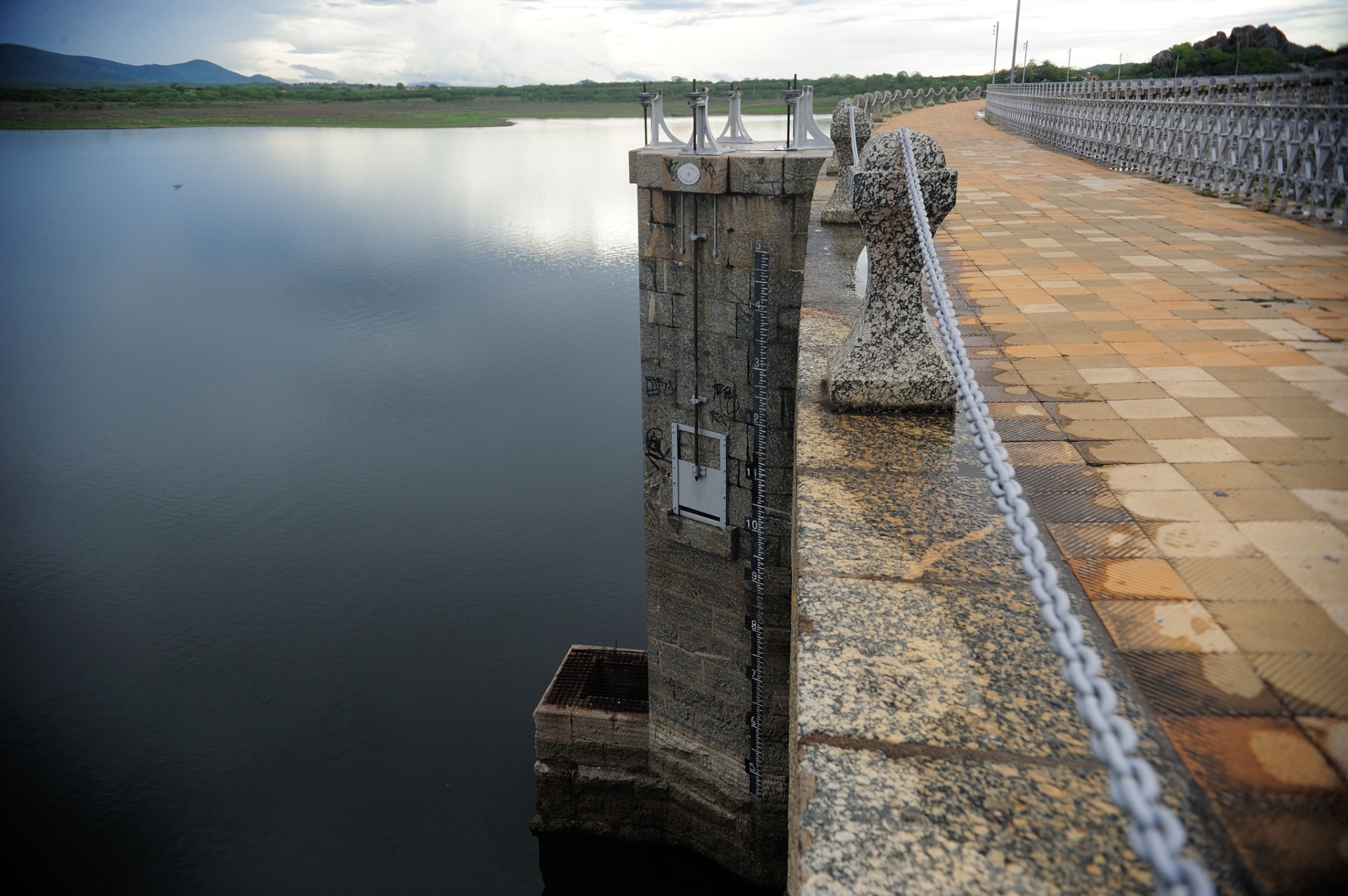 19.mar.2015 - Os setores da agricultura mecanizada do Ceará não costumam se preocupar com a chuva, já que a irrigação é feita por tecnologias que aspergem água independentemente do período do ano. O diretor de operações da Cogerh (Companhia de Gestão dos Recursos Hídricos do Ceará), Ricardo Adeodato, estima que 70% da água dos reservatórios do Estado são usados pela agricultura -- mesmo percentual calculado pela ONU em relação ao uso da água de todo o planeta por essa atividade - Fernando Frazão/Agência Brasil
