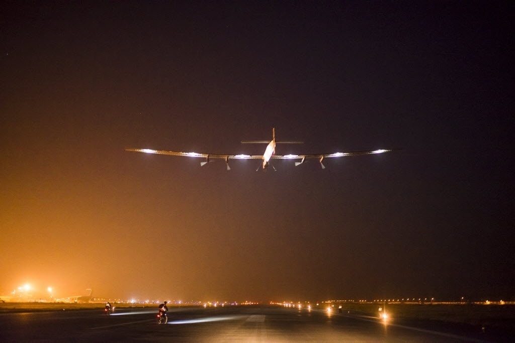 19.mar.2015 - Solar Impulse 2 inicia o seu quarto voo de Varanasi, na Índia, a Mandalay, em Mianmar. A foto foi tirada em 18 de março. Em viagem de 35 mil km, que terá duração de cinco meses, os motores da aeronave serão alimentados apenas por energia solar. Os pilotos suíços Bertrand Piccard e Andre Boschberg vão se revezar nos controles durante cinco dias e noites consecutivos no ar - Jean Revillard/Reuters