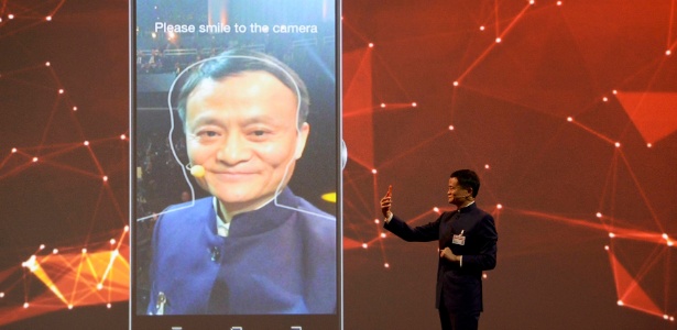 Jack Ma, diretor-executivo do site de comércio eletrônico chinês Alibaba, exibe tecnologia que permite efetuar pagamentos tirando "selfie sorrindo" - Fabian Bimmer/Reuters