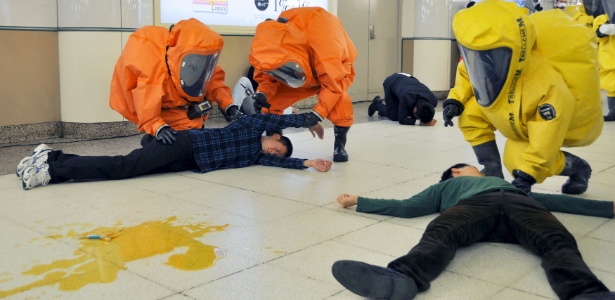 Equipe de emergência participa de simulação contra ataque de gás sarin em estação de metrô de Tóquio, em ato para lembrar o 20º aniversário do atentado que deixou 13 mortos - Kyodo/Reuters