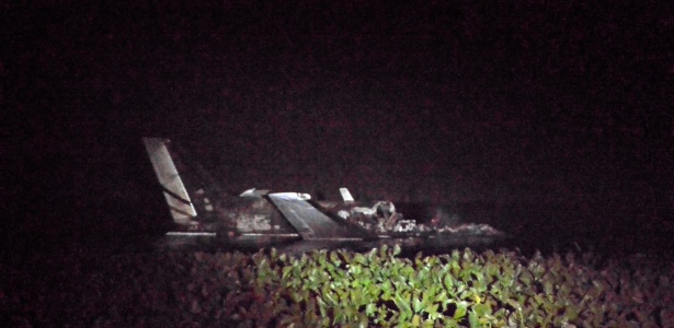 As dez pessoas a bordo da aeronave morreram, de acordo com o serviço de resgate - AFP