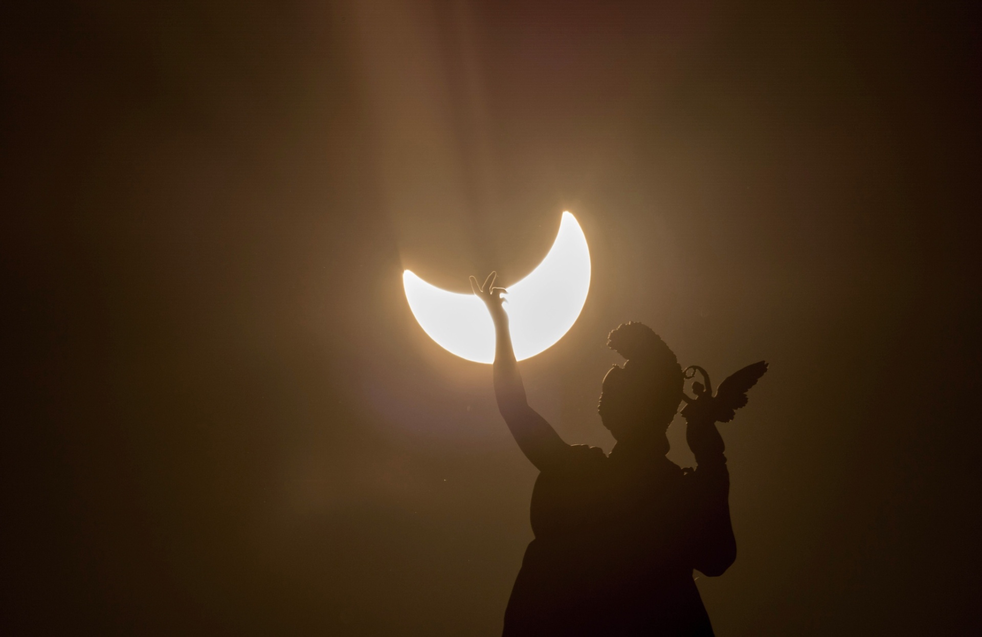 Fotos: Eclipse solar é observado no hemisfério Norte - 20/03/2015 - UOL ...