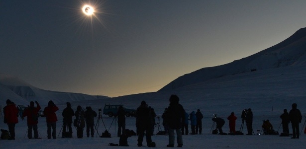 Pessoas assistem a eclipse total do Sol no arquipélago de Svalbard, no oceano Ártico, na altura da Noruega, no fim de março - Stan Honda/AFP