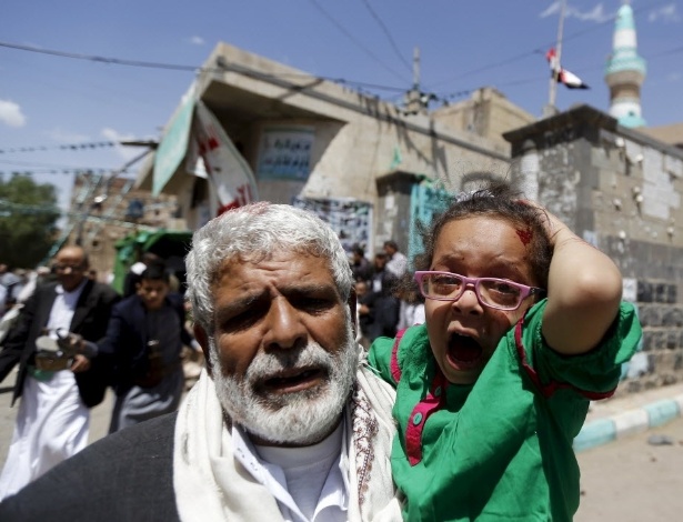 Menina ferida é carregada para fora de mesquita após ataque a bomba no Iêmen