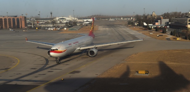 Avião da Hainan Airlines aguarda autorização para levantar voo no aeroporto de Pequim - Greg Baker/ AFP