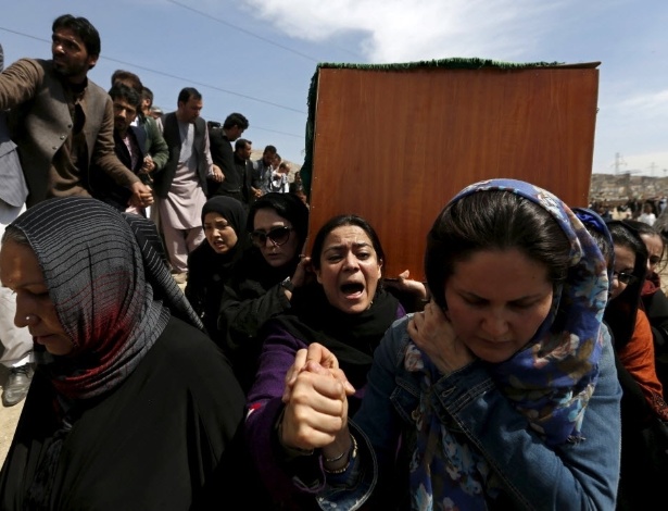 22.mar.2015 - Ativistas pelos direitos das mulheres carregam o caixão de Farkhunda, uma mulher afegã de 27 anos que foi espancada até a morte - Mohammad Ismail/Reuters