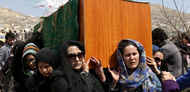 22.mar.2015 - Ativistas carregam o caixzão de Farkhunda, afegã espancada até a morte, em Cabul - Mohammad Ismail/Reuters
