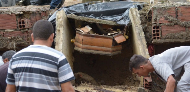 Restos mortais ficaram expostos em cemitério de Duque de Caxias após chuvas - Carlos Arthur/Futura Press/Estadão Conteúdo