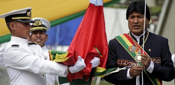 Evo Morales hasteia bandeira durante comemoração ao "Dia do Mar", em março, em referência ao dia em que a Bolívia perdeu o acesso ao mar para o Chile, durante a Guerra do Pacífico (1879-1883) - David Mercado/Reuters