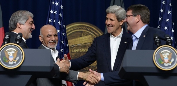 O secretário de Defesa dos Estados Unidos, Ashton Carter (1º à dir.), o secretário de Estado, John Kerry (2º à dir.), o presidente do Afeganistão, Ashraf Ghani (2º à esq.), e o diretor-presidente afegão Abdullah Abdullah (1º à esq.) se cumprimentam em conferência