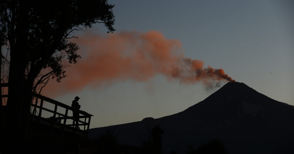 23.mar.2015 - Visão geral do vulcão Villarrica ao anoitecer, em Pucon, cerca de 780 quilômetros ao sul de Santiago, no Chile