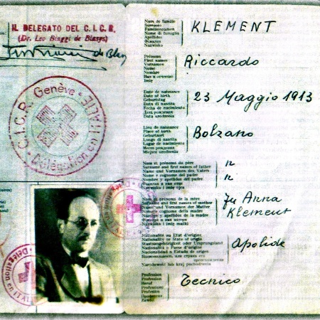 O passaporte falso com que o nazista Adolf Eichmann entrou na Argentina em 1950 - AFP