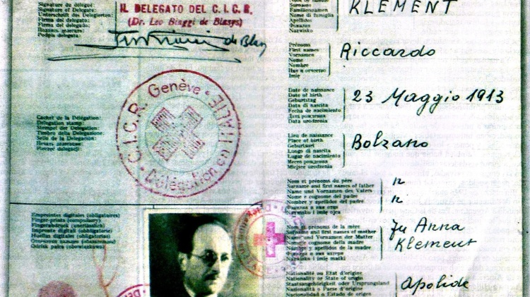 O passaporte falso com que o nazista Adolf Eichmann entrou na Argentina em 1950