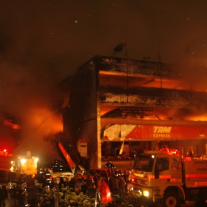 Prédio da TAM pega fogo após ser atingido por avião da companhia - Sergio Alberti/Folhapress