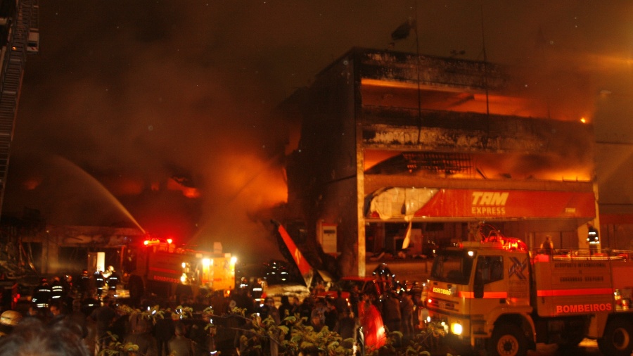  Incêndio atinge prédio da TAM Express após o acidente com um avião A320 da TAM no aeroporto de Congonhas, em São Paulo; 199 pessoas morreram - Sergio Alberti/Folhapress