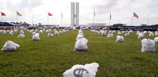 Ato com 200 sacos que representam dinheiro cobra reforma política, em frente ao Congresso Nacional, em Brasília - Givaldo Barbosa/Agência O Globo 