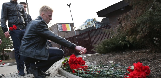 Após acidente, flores são colocadas em frente à embaixada da Alemanha em Moscou - Vyacheslav Prokofyev/Zumapress/Xinhua
