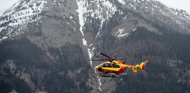 Helicópteros de resgate localizam destroços do avião da Germanwings - Anne-Christine Poujoulat/AFP