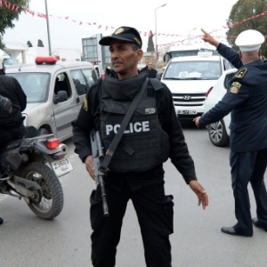 Policiais montam guarda do lado de fora do Museu do Bardo, em Túnis, durante cerimônia que marcaria a reabertura do local - Fadel Senna/AFP