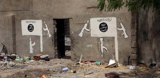 Boko Haram deixa pintura de bandeira e armas em muro de Damasak, no Estado de Borno, no norte da Nigéria - Joe Penney/Reuters