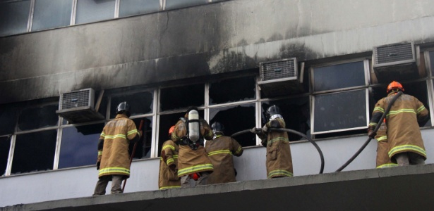 Fogo teve início por volta das 6h e foi controlado pelos bombeiros por volta das 8h - José Lucena/Futura Press/Estadão Conteúdo