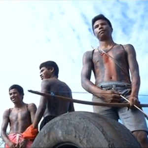 Indígenas apinajé bloqueiam as rodovias BR-230 e TO-126, no norte do Tocantins, em protesto pela falta de transporte escolar para as crianças das aldeias - Reprodução/TV Anhanguera