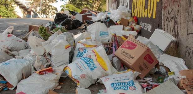 Lixo fica acumulado em frente à estação de coleta na rua das Palmeiras, em Santo André - Renato Mendes/Brazil Photo Press/Estadão Conteúdo - 25.mar.2015