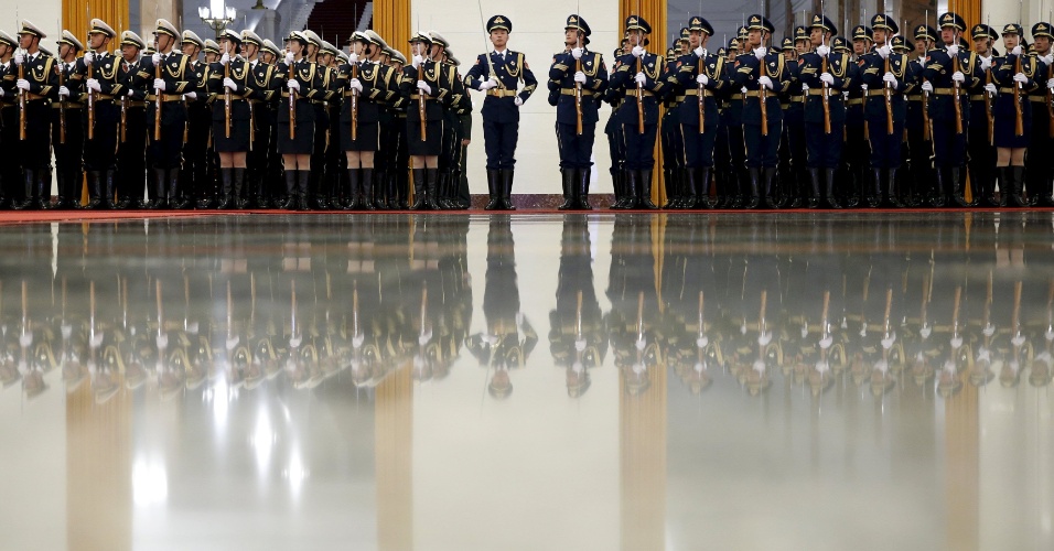 25.mar.2015 - Membros da guarda do Exército Popular de Libertação participam de uma cerimônia de boas vindas para o presidente armênio, Serzh Sargsyan, no Grande Salão do Povo, em Pequim, na China