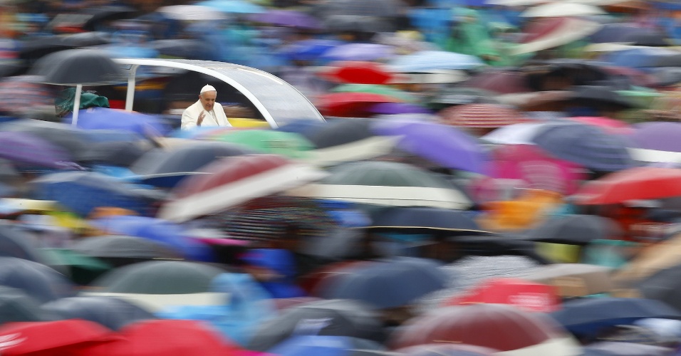25.mar.2015 - Papa Francisco pe visto em fotografia captada com baixa velocidade, ao chegar para a audiência semanal na praça de São Pedro, no Vaticano