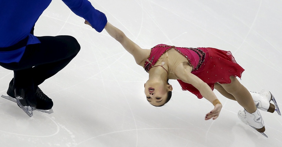 25.mar.2015 - Patinadores chineses Cheng Peng e Hao Zhang competem no Campeonato Mundial de Patinação Artística em Xangai, na China
