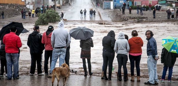 Moradores da cidade de Copiapó observam estrada inundada após forte chuva - Reuters