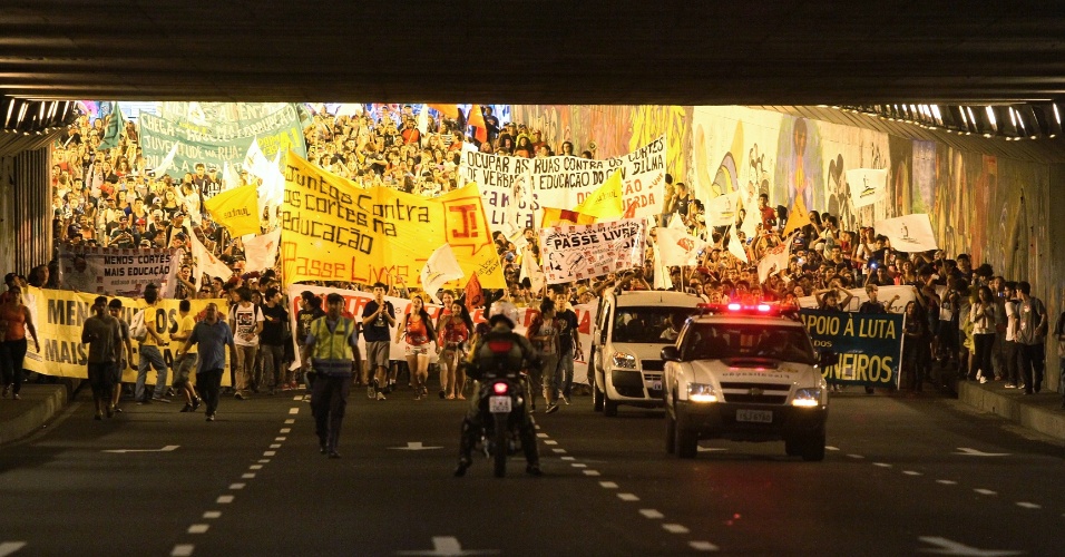 26.mar.2015 - Estudantes da rede estadual de ensino do Rio Grande do Sul protestam contra cortes de verbas na educação, contra a corrupção e pedem passe livre no transporte público municipal, em Porto Alegre (RS)