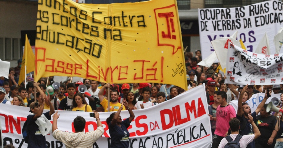 26.mar.2015 - Estudantes da rede estadual de ensino do Rio Grande do Sul protestam contra cortes de verbas na educação, contra a corrupção e pedem passe livre no transporte público municipal, em Porto Alegre (RS)