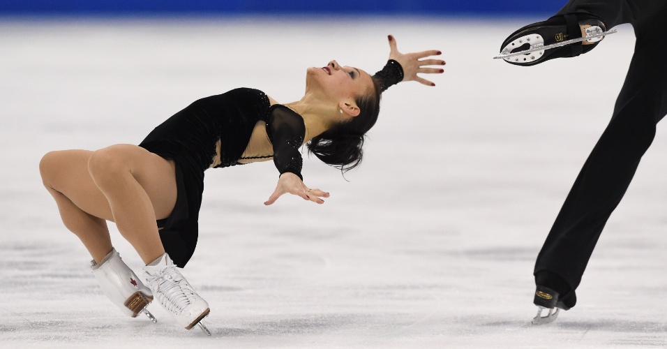26.mar.2015 - Patinadora Lubov Iliushechkina do Canadá e seu parceiro durante apresentação no 2015 ISU World Figure Skating Championships, no Shanghai Oriental Sports Center, em Xangai, na China