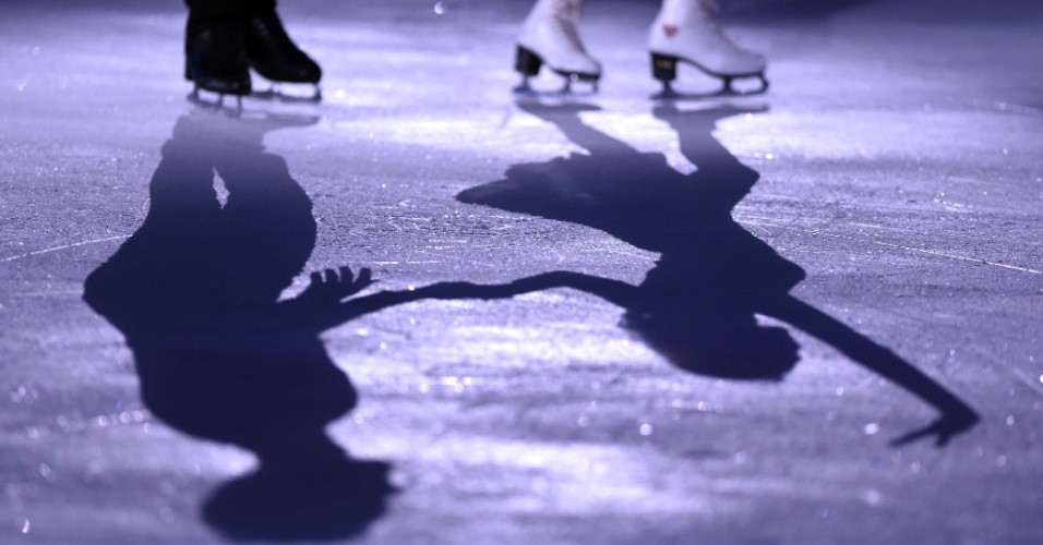 27.mar.2015 - Dupla americana de patinadores participa da cerimônia de premiação da categoria dança no gelo do Campeonato Mundial de Patinação Artística 2015 no centro esportivo Shanghai Oriental, em Xangai, na China