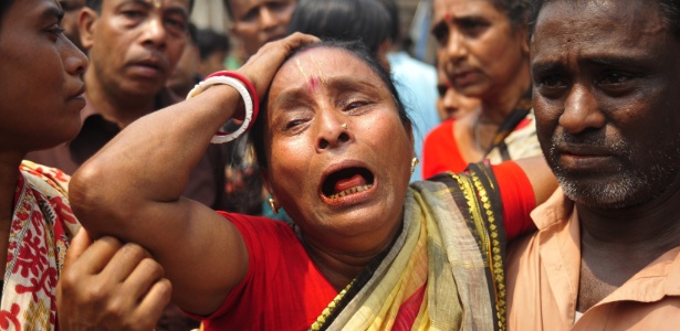 27.mar.2015 - Parente reage após ver o corpo de familiar morto em um tumulto ocorrido durante um ritual de banho hindu em Narayanganj (Bangladesh) - AFP