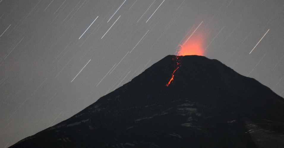 27.mar.2015 - Vulcão Villarrica expele fumaça e lava, em foto tirada a partir da cidade de Pucon, ao sul de Santiago, no Chile