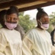 28.mar.2015 - Funcionários da Saúde de Serra Leoa fazem verificação em pessoas que estiveram na Libéria. Autoridades de Serra Leoa pediram a população que não saiam de suas casas durante três dias devido ao reaparecimento do perigo do ebola no país - Zoom Dosso/AFP