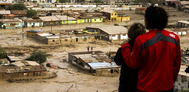 Moradores observam as inundações causadas por chuva na cidade de Diego de Almagro - Claudio Rojas/Efe