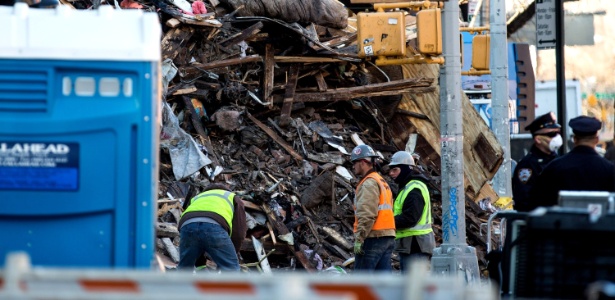 Equipes de resgate vasculham escombros de edifício derrubado em Nova York - Andrew Burton/Getty Images/AFP