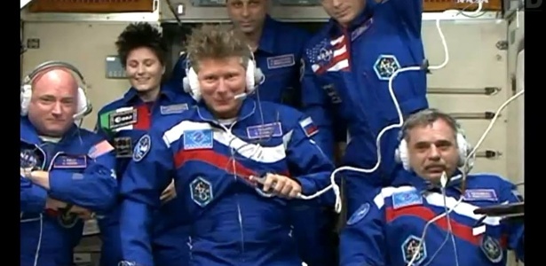 29.mar.2015 - Astronauta Scott Kelly, e cosmonautas Gennady Padalka e Mikhail Kornienko (na primeira fila) são recebidos por Samantha Cristoforetti, Anton Shkaplerov e Terry Virts na Estação Espacial Internacional - AFP