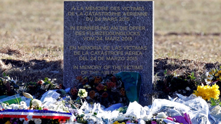 Memorial montado para as vítimas do desastre aéreo na aldeia francesa de Le Vernet, perto do local do acidente do Airbus A320 da Germanwings Memorial montado para as vítimas do desastre aéreo na aldeia francesa de Le Vernet, perto do local do acidente do Airbus A320 da Germanwings